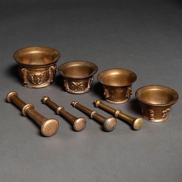 Conjunto de cuatro almireces antiguos en bronce con sus cuatro mazos.Siglo XIX-XX. 