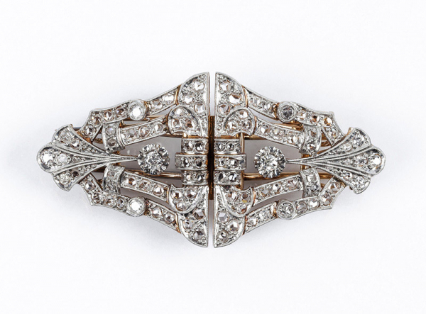 Alfiler antiguo, doble clip, en forma de rombo horizontal, desmontable, en oro rosa con vistas grafiladas de platino y bandas caladas diamantes