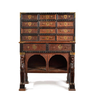 Bargue&ntilde;o indo-portugu&eacute;s con decoraci&oacute;n de marqueter&iacute;a y soporte zoomorfo, India portuguesa, Siglo XVII.