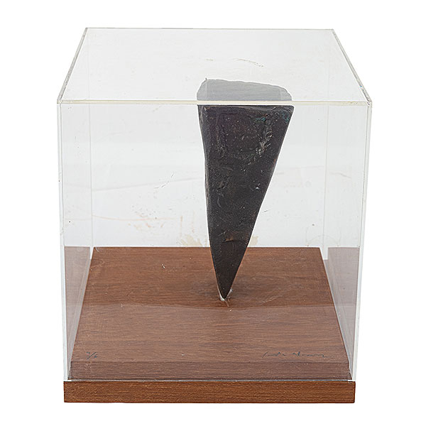 Jordi Alcaraz (Barcelona, 1963)  Gota d'aigua.  Escultura en hierro sobre base en madera y urna de metacrilato.
