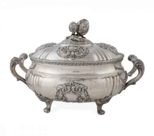 Sopera de plata con remate de alcachofas en la tapa.  Joyeria Presmanes, Santander, S. XX. 