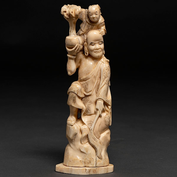 &quot;Monje con Niño&quot; en marfil tallado. Trabajo Japonés, Siglo XIX-XX