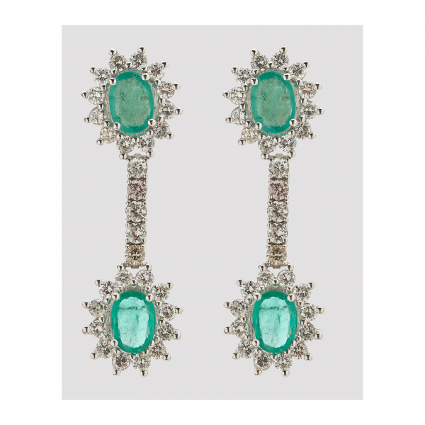 Pendientes largos en oro blanco formados por dos rosetones de esmeralda talla oval con orla y tira de diamantes talla brillante.