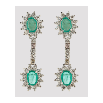 Pendientes largos en oro blanco formados por dos rosetones de esmeralda talla oval con orla y tira de diamantes talla brillante.