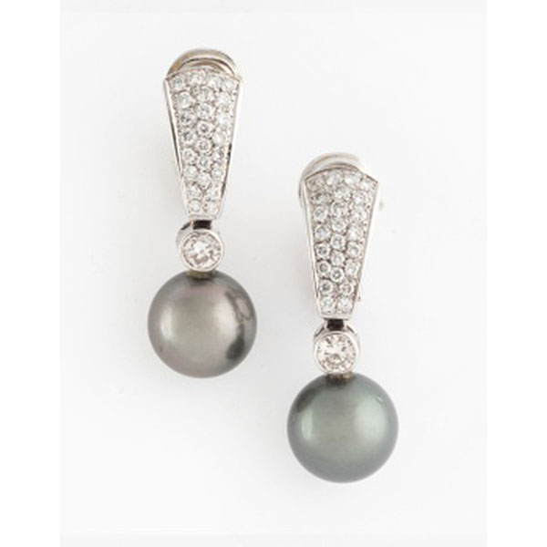 Pendientes largos en oro blanco con 2 perlas tahití de 12 mm aprox. cada uno y diamantes 