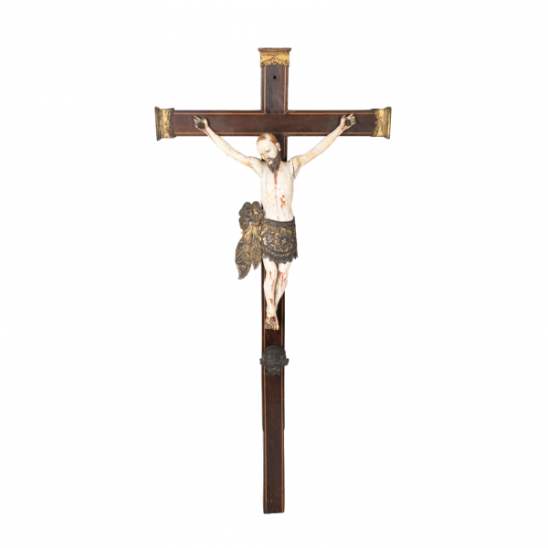 Escuela indo-filipina, s.XVIII.  Cristo crucificado.  Escultura en marfil tallado y entintado.