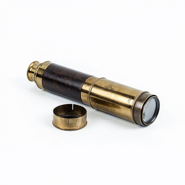 Catalejo náutico retráctil, de finales del S XVIII, realizado en bronce dorado y cuero.  