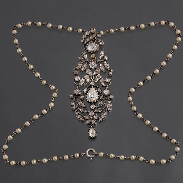 Cadena en plata con perlas y colgante antiguo en plata y brillantes talla antigua.
