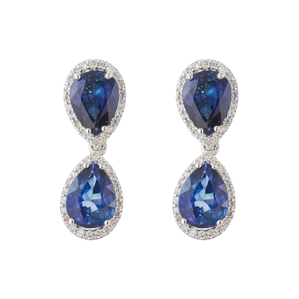Pendientes en oro blanco con dos rosetones de zafiros azules talla perilla orlados por diamantes talla brillante.