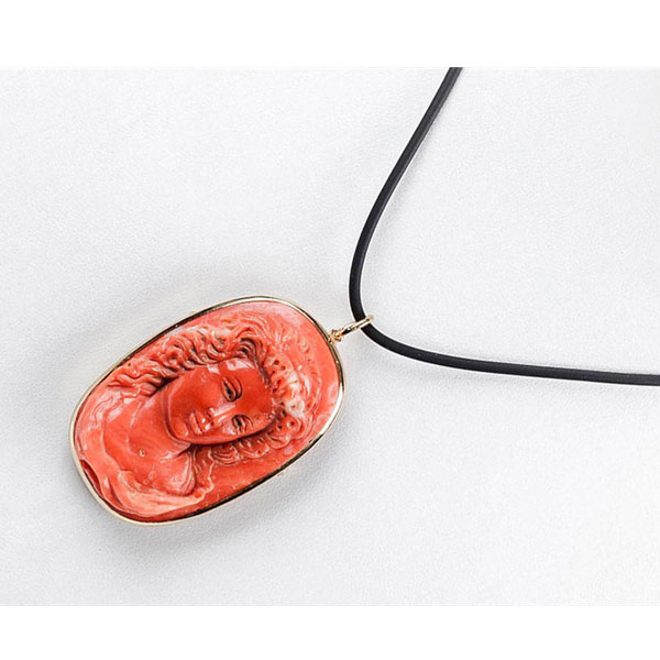Alfiler colgante en oro amarillo con bello camafeo en coral rojo 'cerasuolo' firmada "G. Ganeri 1985".