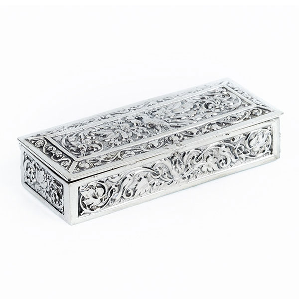 Bella caja rectangular, vintage, en plata de ley. 