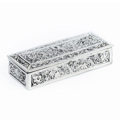 Bella caja rectangular, vintage, en plata de ley. 