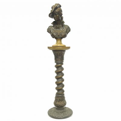 Arnaldo Giannelli &quot;Dama con sombrero&quot;, Francia, ca. 1900.   Busto patinado y dorado, firmado.