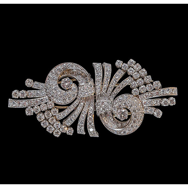 Broche de platino con brillantes de 8,5 ct. Peso: 42,7 gr.
