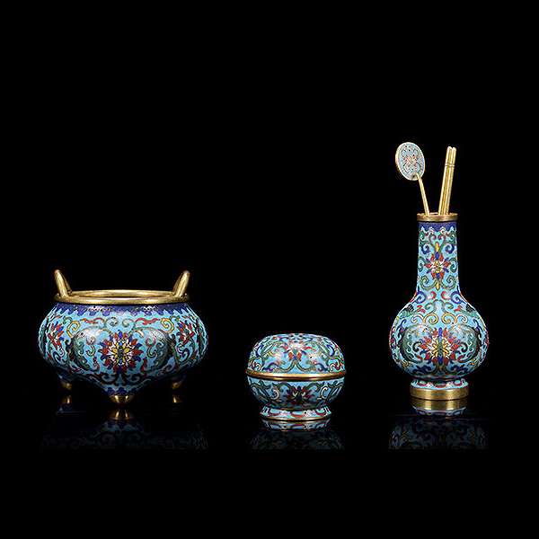 Conjunto de tres piezas de bronce con esmalte cloisonné, dinastía Qing. 
