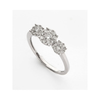 Sortija en oro blanco con 3 diamantes talla brillante centrales y orla de diamantes talla brillante alrededor de cada uno con un peso total de 0,60 cts. aprox.
