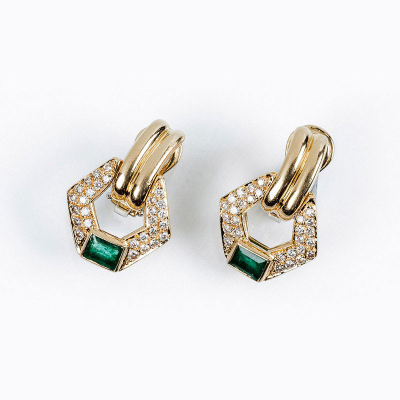 Pendientes vintage en sólida montura de oro amarillo, con motivo hexagonal con esmeralda en su talla y pavé de limpios y blancos diamantes, talla brillante, colgante de motivo gallonado