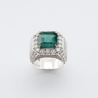 Sortija dise&ntilde;o sello en oro blanco con esmeralda central talla octogonal y cuerpo cuajado de diamantes talla brillante.