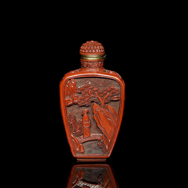 Botella de rapé tallada en madera lacada "Escenas", dinastía Qing, con sello Qianlong. 