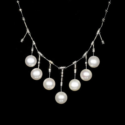 Collar de oro blanco de 18k con perlas y diamantes. 