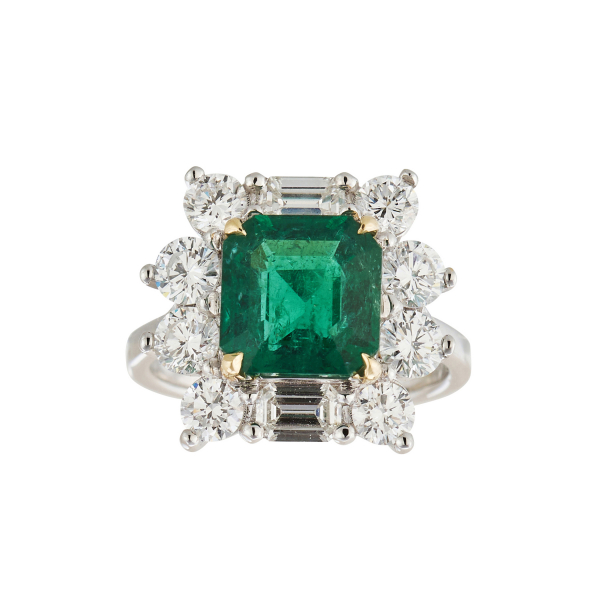 Sortija rosetón en oro blanco con esmeralda de Zambia talla octogonal orlada por diamantes tallas brillante y esmeralda.