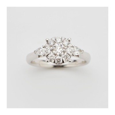 Sortija rosetón en oro blanco con centro de diamantes talla brillante custodiado por diamantes talla perilla.