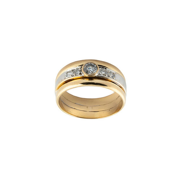 Anillo solitario en oro blanco y amarillo 18 K con un limpio y blanco diamante natural, talla brillante flanqueado de bandas de brillantes