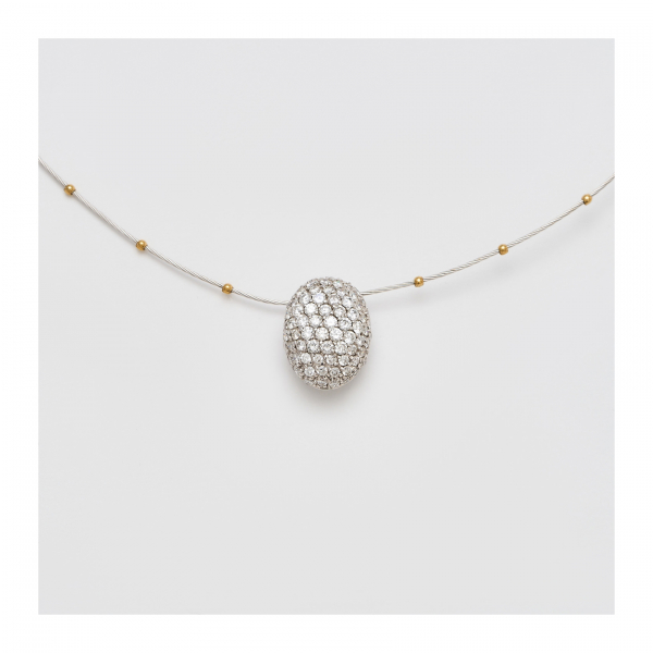 Gargantilla de cadena semirrígida con bolitas en oro bicolor y colgante oval diseño bombé cuajado de diamantes talla brillante.