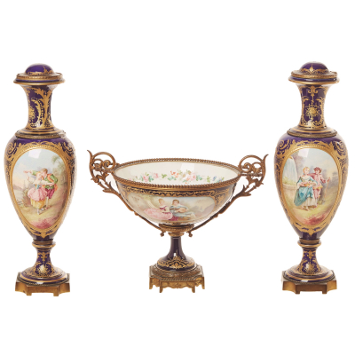 Tresillo en porcelana de Sèvres compuesto por centro del s.XIX y jarrones del s.XX con decoraciones de escenas románticas y paisajísticas en cartelas. 