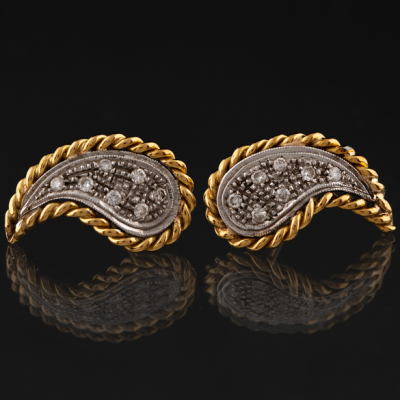 Pareja de pendientes en oro amarillo y oro blanco de 18kt orlado de brillantes.
