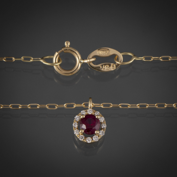 Cadena de eslabones en oro amarillo de 18kt y roseta de zafiro y brillantes.