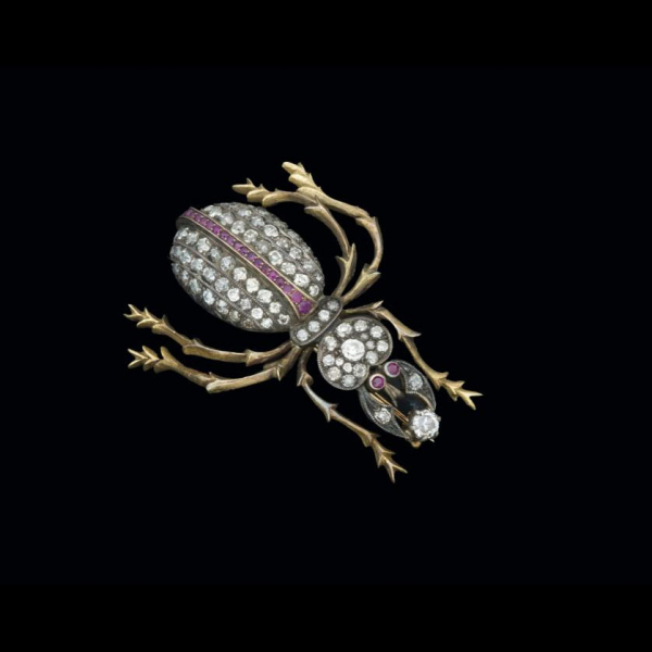 Broche antiguo, realizado en forma de escarabajo en plata y plata dorada con cuajado de diamantes y rub&iacute;es.