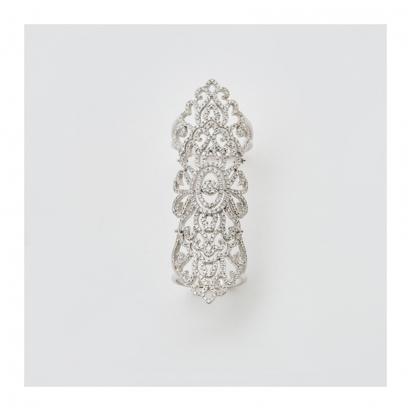 Sortija lanzadera articulada calada en oro blanco con diamantes talla brillante, 6 cm.