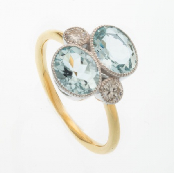 Sortija estilo Art Decó en oro con 2 aguamarinas