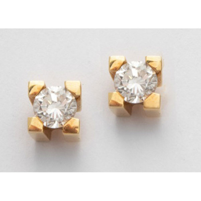 Pendientes solitarios en oro amarillo con diamantes talla brillante