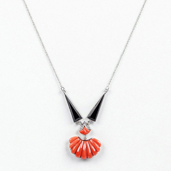 Elegante gargantilla estilo 'decó' de coral tallado en gallones y ónix negro en triángulo, y motivos de limpios y blancos diamantes talla 8/8