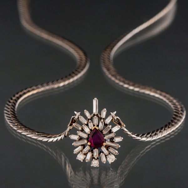 Gargantilla con cadena de forma sogueada en oro blanco de 18kt.
