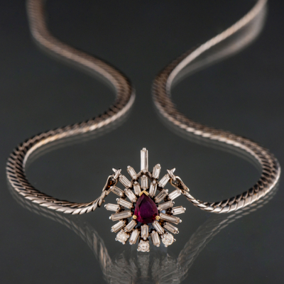 Gargantilla con cadena de forma sogueada en oro blanco de 18kt.