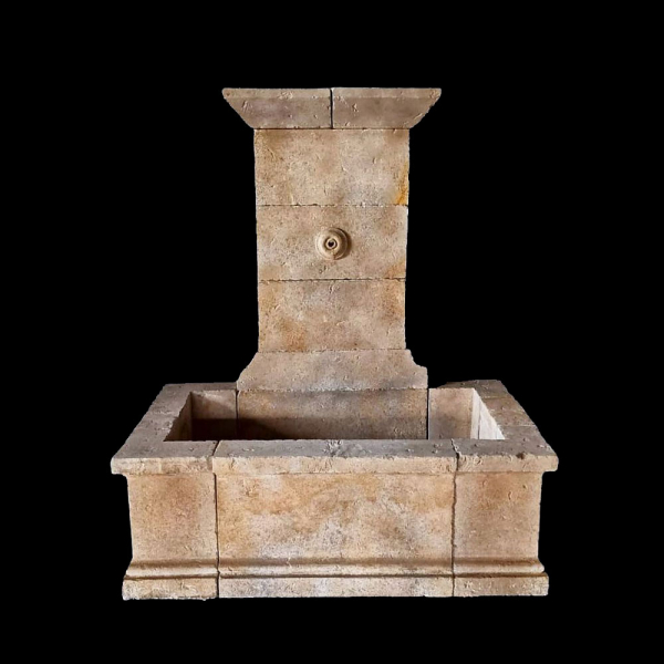 Antigua gran fuente de piedra con lavabo italiano S. XX Medidas: Alto 180 cm Ancho 150 cm Fondo 80 cm Espesor 15 cm Peso 1800 Kg Material Piedra Caliza.