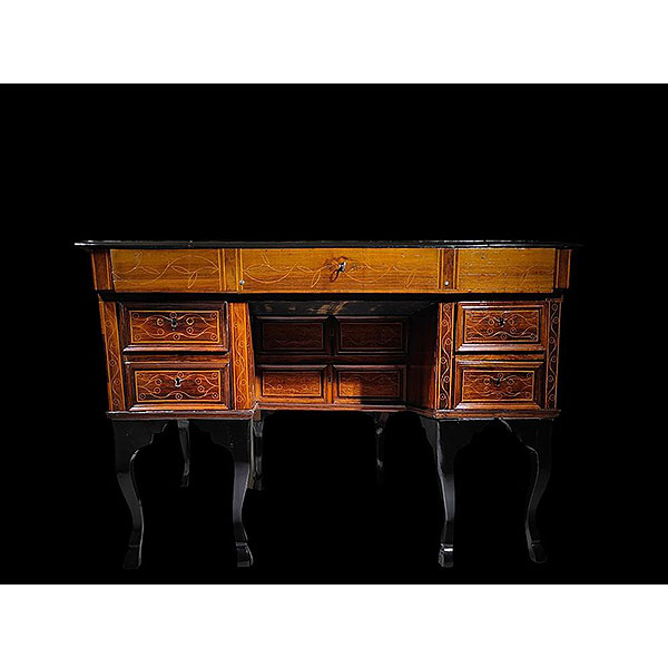 Escritorio estilo Felipe V, España, siglo XVII.   Madera tallada con marqueteria.