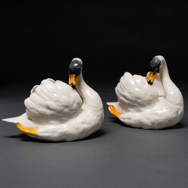 Pareja cisnes realizados en porcelana esmaltada "Jerome Massier, Vallauris"