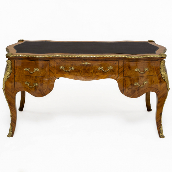 Mesa de despacho estilo Luís XV en maderas finas con aplicaciones en bronce dorado. Siglo XX.
