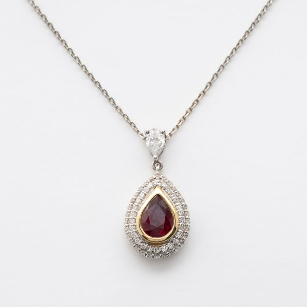 Gargantilla en oro blanco con diamante talla perilla rematado por rosetón de rubí (Burma) orlado por pavé de diamantes talla brillante.