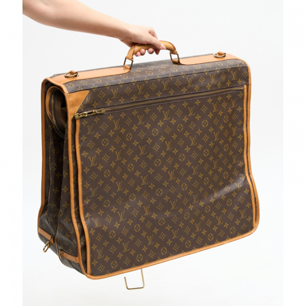 LOUIS VUITTON. Portatrajes en piel marr&oacute;n con estampado Monogram y cierre de cremallera, c.1990. En muy buen estado. Ref.: VX0990.