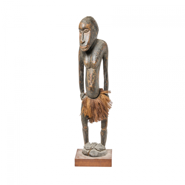 Personaje en madera tallada, Nueva Guinea, Distrito del Seipk Medio, mediados del s.XX. En buen estado de conservación.