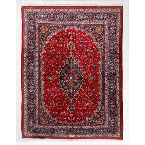 Alfombra de lana con decoración de 2 medallones centrales con decoración vegetal, flores y rocallas S. XX