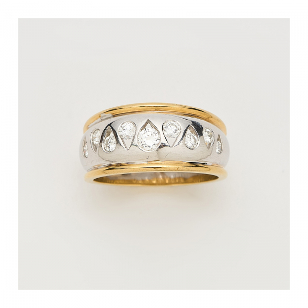 Sortija en oro bicolor con centro de diamantes talla brillante en degradé.