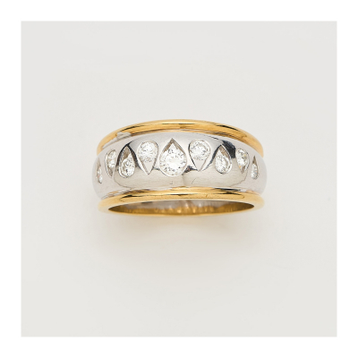 Sortija en oro bicolor con centro de diamantes talla brillante en degradé.