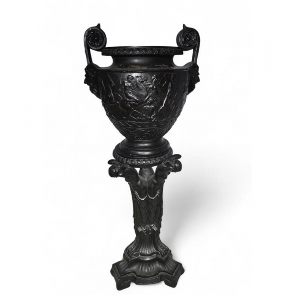Gran jarr&oacute;n italiano de terracota de estilo griego, siglo XIX, con pedestal.