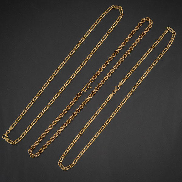 Conjunto de dos cadenas de eslabones y una cadena sogueada en oro amarillo de 18 kt.